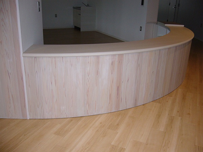 北海道,某子ども館 / 天井 準不燃杉 ルーバー(クリア塗装) / 壁 準不燃ｔ6(着色)