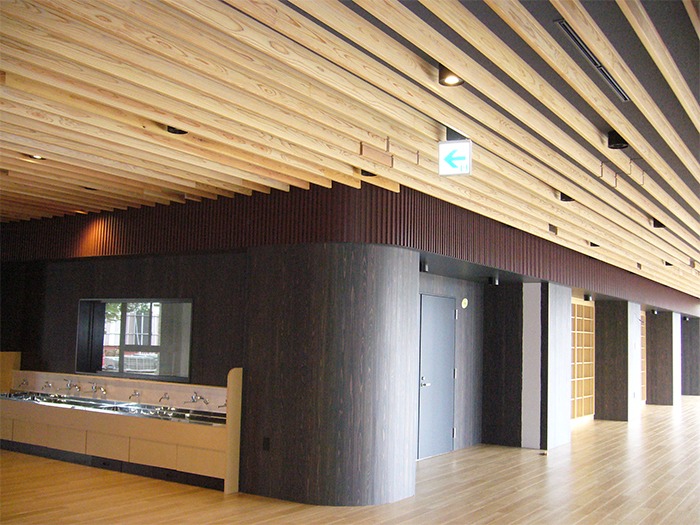 北海道,某子ども館 / 天井 準不燃杉 ルーバー(クリア塗装) / 壁 準不燃ｔ6(着色)