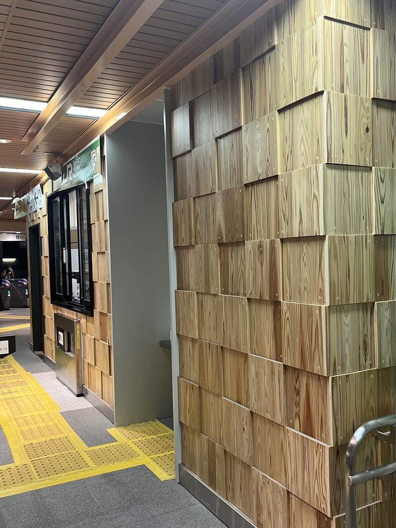 JR四ツ谷駅 / 不燃杉 リズムウッドNEO　